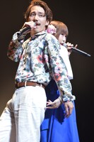 デュエット曲「譲れない…In My Heart…▽」を歌う清竜人（左）と清可恩（右）。