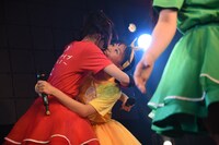 坂井仁香に抱きつかれる永坂真心。