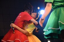 坂井仁香に抱きつかれる永坂真心。