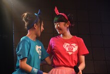 左から辻野かなみ、小泉遥香。