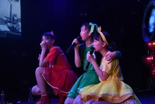 メジャーデビュー発表に驚く坂井仁香、吉川ひより、永坂真心。