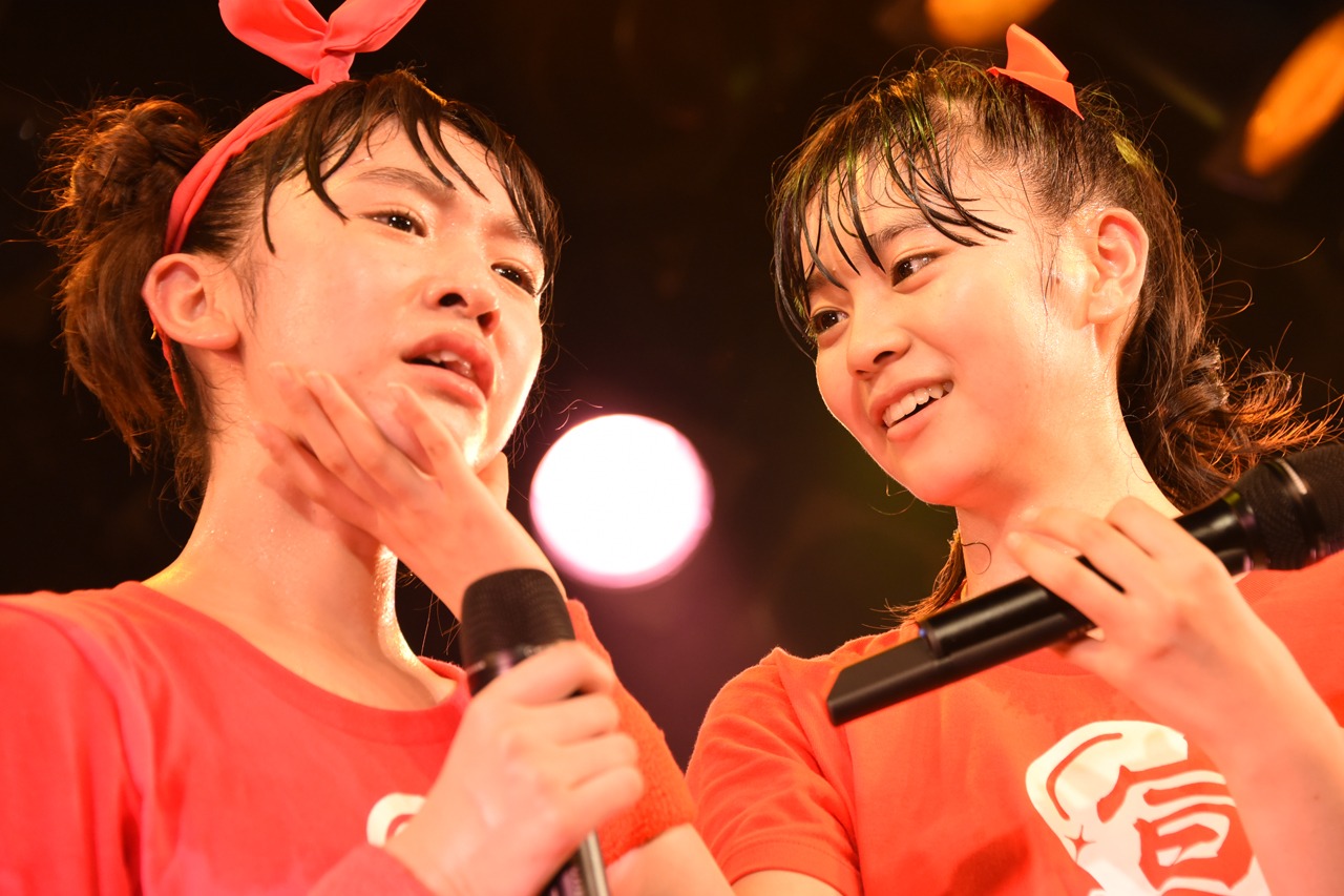 泣く小泉遥香を慰める坂井仁香（右）。