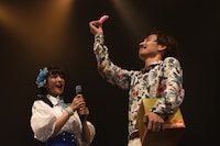 ピンクのリストバンドを引く清竜人（右）。