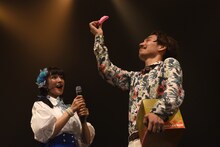 ピンクのリストバンドを引く清竜人（右）。