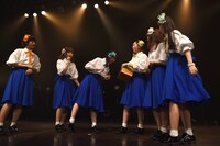 竜人が可恩と歌いたいがためにピンクのリストバンドしか入れてないんじゃないかと疑い、箱の中身を確かめる夫人たち。中には全員分のリストバンドが確かに入っていた。