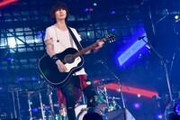 人気画像6位は「BUMP OF CHICKENスタジアムツアー終了『20年前も今も同じ気持ちでステージに』」より、藤原基央（Vo, G）。（撮影：古渓一道）
