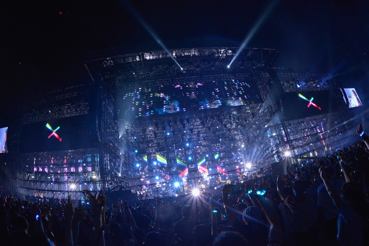 「BUMP OF CHICKEN STADIUM TOUR 2016 "BFLY"」ファイナル公演の様子。（撮影：古渓一道）