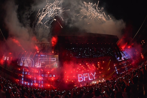 「BUMP OF CHICKEN STADIUM TOUR 2016 "BFLY"」ファイナル公演の様子。（撮影：古渓一道）