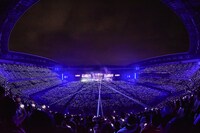 「BUMP OF CHICKEN STADIUM TOUR 2016 "BFLY"」ファイナル公演の様子。（撮影：古渓一道）