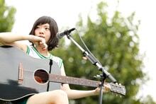 宮崎朝子（G, Vo）（撮影：岡田貴之）