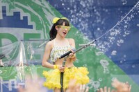 水鉄砲を乱射する佐保明梨（写真提供：YU-Mエンターテインメント）