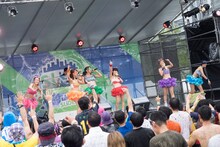 「Slide the City FES in Aomi」でのアップアップガールズ（仮）のライブの様子。（写真提供：YU-Mエンターテインメント）