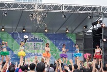 「Slide the City FES in Aomi」でのアップアップガールズ（仮）のライブの様子。（写真提供：YU-Mエンターテインメント）