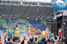 「Slide the City FES in Aomi」でのアップアップガールズ（仮）のライブの様子。（写真提供：YU-Mエンターテインメント）