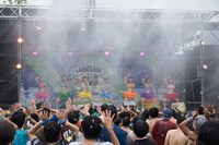 「Slide the City FES in Aomi」でのアップアップガールズ（仮）のライブの様子。（写真提供：YU-Mエンターテインメント）