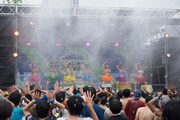 「Slide the City FES in Aomi」でのアップアップガールズ(仮)のライブの様子。(写真提供:YU-Mエンターテインメント)