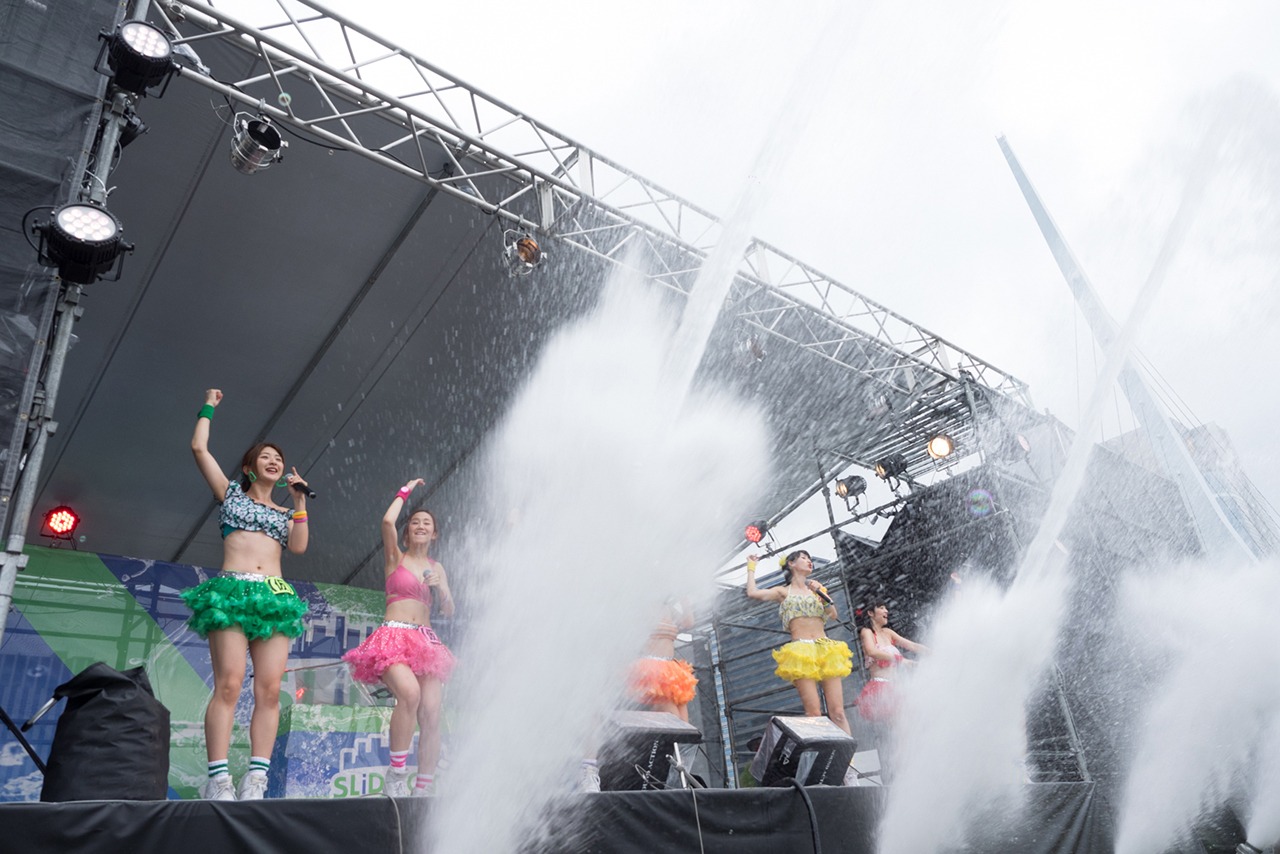「Slide the City FES in Aomi」でのアップアップガールズ（仮）のライブの様子。（写真提供：YU-Mエンターテインメント）