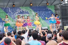 「Slide the City FES in Aomi」でのアップアップガールズ（仮）のライブの様子。（写真提供：YU-Mエンターテインメント）