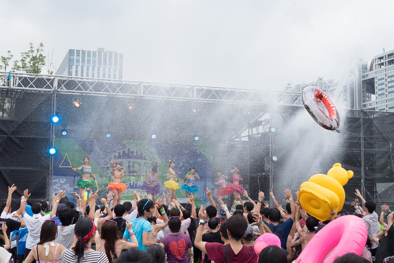 「Slide the City FES in Aomi」でのアップアップガールズ（仮）のライブの様子。（写真提供：YU-Mエンターテインメント）