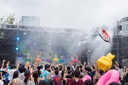 「Slide the City FES in Aomi」でのアップアップガールズ(仮)のライブの様子。(写真提供:YU-Mエンターテインメント)