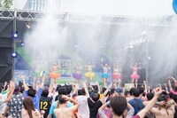 「Slide the City FES in Aomi」でのアップアップガールズ（仮）のライブの様子。（写真提供：YU-Mエンターテインメント）