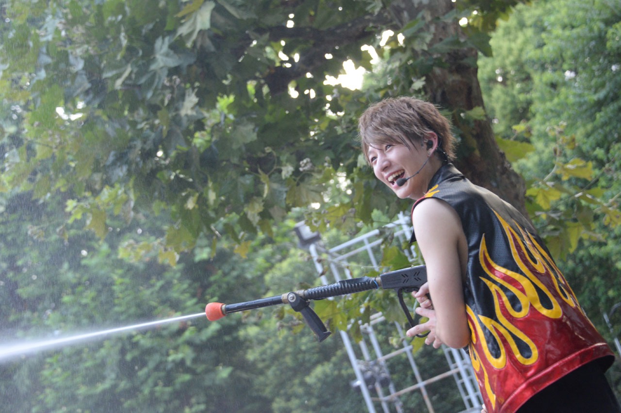 MASAKIめがけて放水するRYUJI。