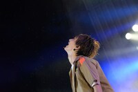 雨がぱらつきだした空を見上げるTo-i。