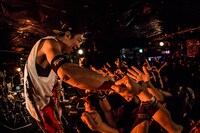 Shun（Vo, B）（撮影：ヤマダマサヒロ）