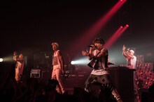 YALLA FAMILY（写真提供：ワーナーミュージック・ジャパン）