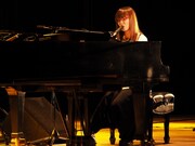 「10周年ありがとう!弾き語り全曲ライブ!」東京・よみうりホール公演の様子。(写真提供:ポニーキャニオン)