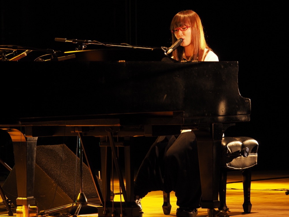 「10周年ありがとう！弾き語り全曲ライブ！」東京・よみうりホール公演の様子。（写真提供：ポニーキャニオン）