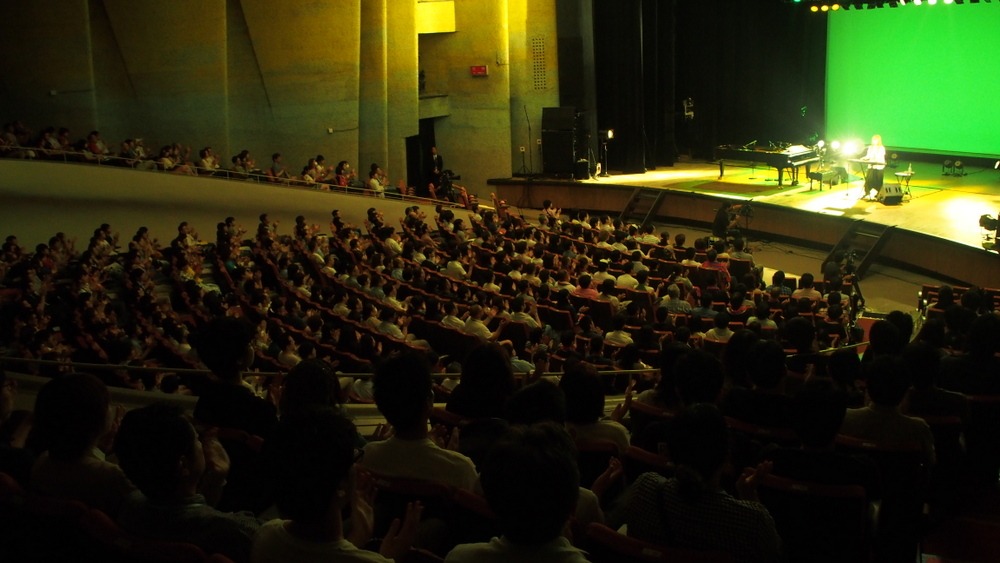 「10周年ありがとう！弾き語り全曲ライブ！」東京・よみうりホール公演の様子。（写真提供：ポニーキャニオン）