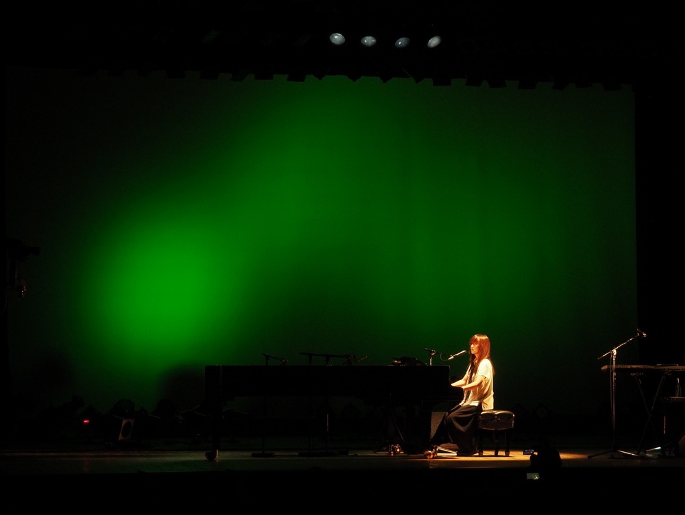 「10周年ありがとう！弾き語り全曲ライブ！」東京・よみうりホール公演の様子。（写真提供：ポニーキャニオン）