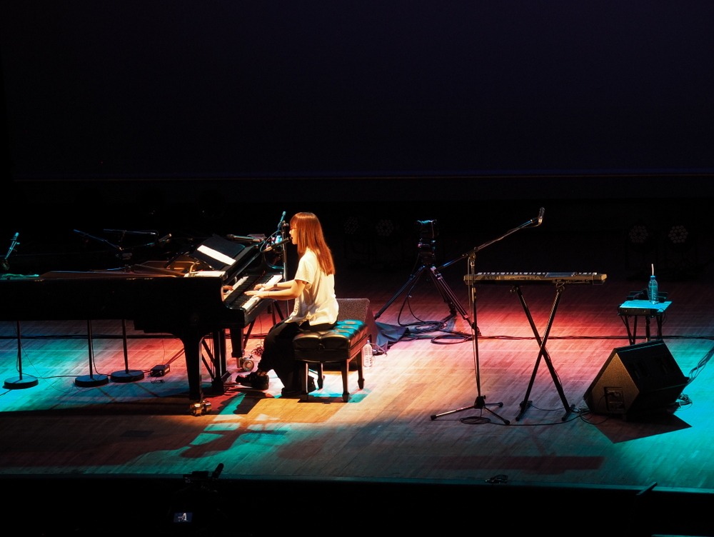 「10周年ありがとう！弾き語り全曲ライブ！」東京・よみうりホール公演の様子。（写真提供：ポニーキャニオン）