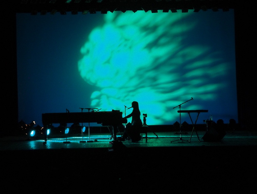 「10周年ありがとう！弾き語り全曲ライブ！」東京・よみうりホール公演の様子。（写真提供：ポニーキャニオン）