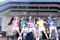 たこやきレインボー「オオサカアイドルフェスティバル 2016」の様子。
