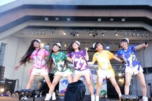 たこやきレインボー「オオサカアイドルフェスティバル 2016」の様子。