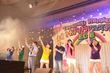 角淳一（右から3番目）、福島暢啓アナ（左から3番目）と一緒に新曲「MBS～家族の歌～」を歌うたこやきレインボー。