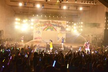 たこやきレインボー「オオサカアイドルフェスティバル 2016」の様子。