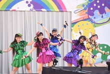 たこやきレインボー「オオサカアイドルフェスティバル 2016」の様子。