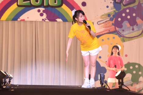 花道を使って「100分の80」を説明する清井咲希。