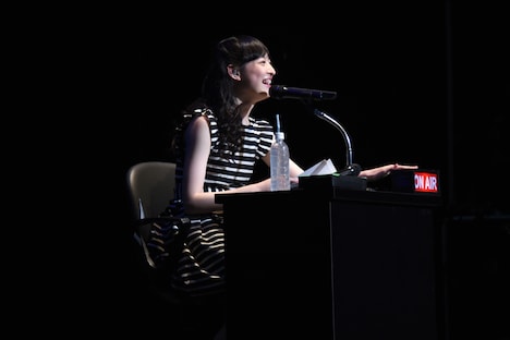 「ON AIR」ボタンを押し忘れたまましゃべっていた松野莉奈。