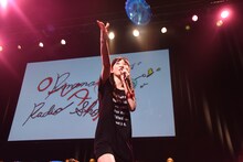 サイン入りフリスビーを客席に投げる松野莉奈。