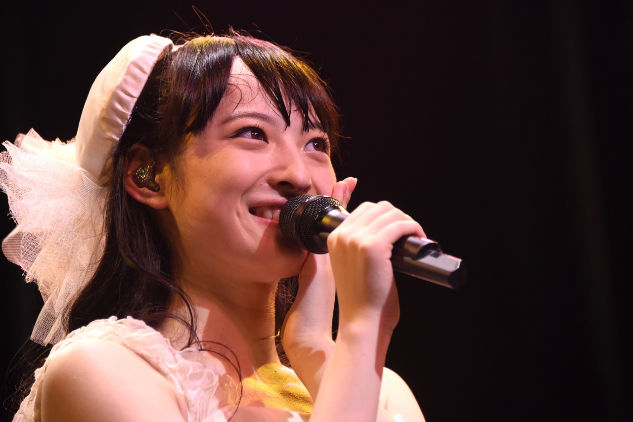 ウエディングドレス姿の松野莉奈。