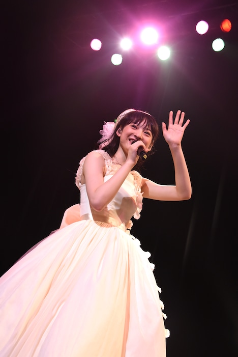 ウエディングドレス姿の松野莉奈。