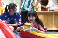 ミニプールで遊ぶ春名真依（左）と彩木咲良（右）。