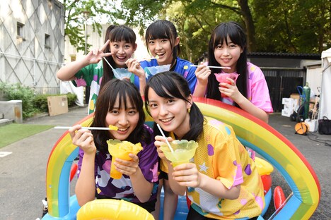 開演前のひととき、かき氷を味わうたこやきレインボー。