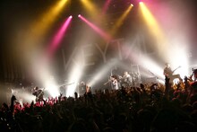 「KEYTALKワンマンツアー 3年K組お祭り先生 ～『先生！義勝君の給食費がありません！』～」7月14日開催の東京・新木場STUDIO COAST公演の様子。（撮影：後藤壮太郎）