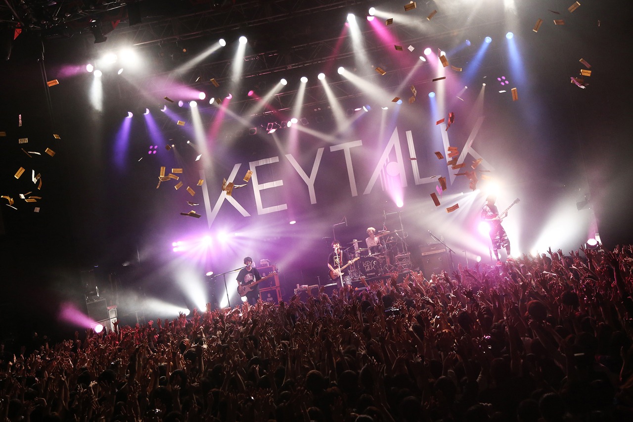 「KEYTALKワンマンツアー 3年K組お祭り先生 ～『先生！義勝君の給食費がありません！』～」7月14日開催の東京・新木場STUDIO COAST公演の様子。（撮影：後藤壮太郎）