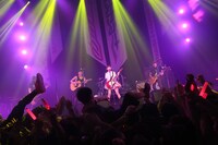 BRAHMANの演奏に乗せてソロ曲「ソーリー、ロンリー。」を歌う古川未鈴。（写真提供：ディアステージ）